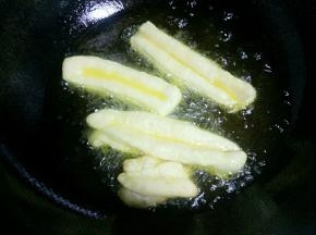 把面团稍微拉一下，一个一个放进油锅