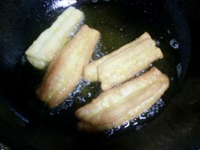 不停的翻动一下，炸至两面金黄就可以捞出控油了