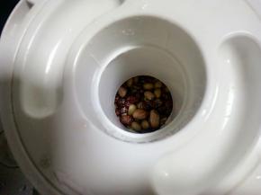 这时候来做豆浆，把泡好的豆子取一部分放入豆浆机里