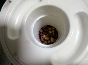 这时候来做豆浆，把泡好的豆子取一部分放入豆浆机里
