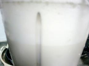 添加适量的水把豆子打成沫