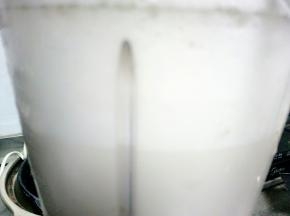 添加适量的水把豆子打成沫