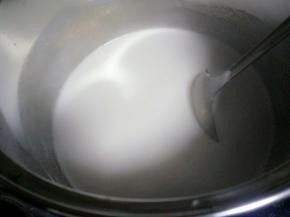 豆浆倒入一个锅中