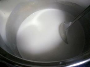 豆浆倒入一个锅中