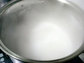 这时候来煮豆浆，开锅后在煮一会，保证豆浆煮熟