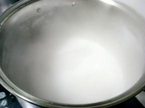 这时候来煮豆浆，开锅后在煮一会，保证豆浆煮熟