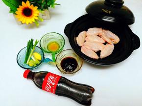 准备好可乐，鸡翅解冻好洗净，切好葱白，姜片，料酒，蚝油

