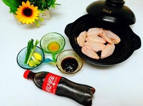 准备好可乐，鸡翅解冻好洗净，切好葱白，姜片，料酒，蚝油

