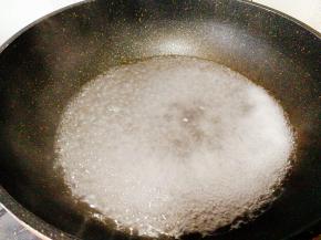 锅里加水，煮开