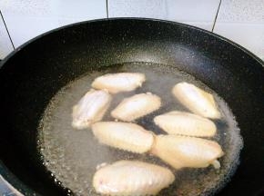 放入鸡翅
