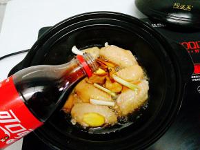 倒入可乐没过鸡翅，