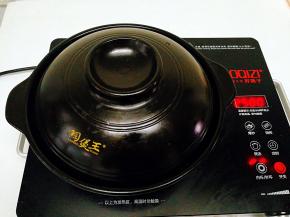 盖上锅盖大火烧开后转中火烧。