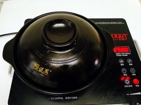 盖上锅盖大火烧开后转中火烧。