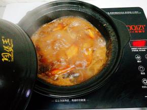 捞出烧至汤汁浓稠后，把姜片和葱白捞出