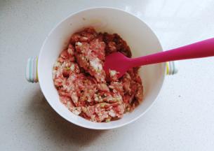 先把猪肉剁成肉末；（二八肥的比较合适）