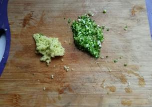 再把葱和姜也切末备用；