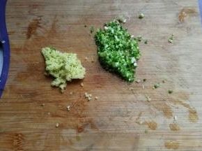 再把葱和姜也切末备用；
