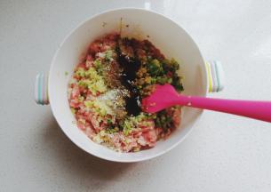 然后把葱姜末放入肉末中，再调入适量盐、料酒、生抽、蚝油、胡椒粉和鸡精；