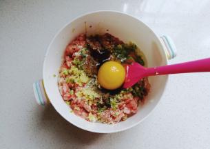 再打入一个鸡蛋，先翻拌均匀；