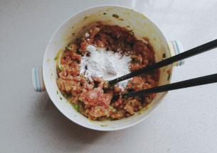 然后加入两勺淀粉；