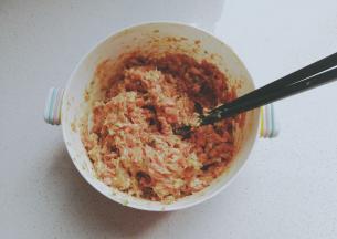 再顺着一个方向搅打上劲，放一旁备用；