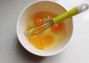 接下来做蛋皮：先把4个鸡蛋打入碗中；