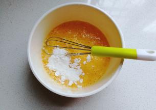 接着也加入2勺淀粉搅打均匀；