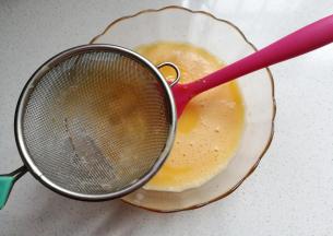 可以过筛一下，让蛋液更细腻；