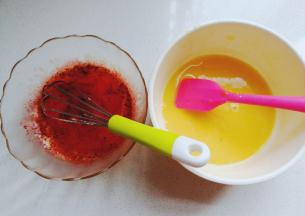 接着把蛋液均分两份，其中一份加入少许红曲粉拌均匀；