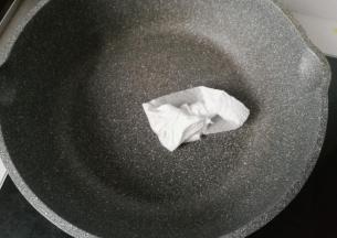 不粘锅用厨房纸巾沾点油擦拭一下光光锅；