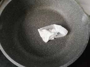 不粘锅用厨房纸巾沾点油擦拭一下光光锅；