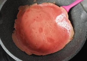 小火煎至蛋皮表面凝固后，用铲子沿蛋皮边轻轻铲起揭起即可，然后继续煎完剩下的蛋液；