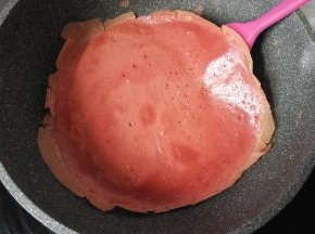 小火煎至蛋皮表面凝固后，用铲子沿蛋皮边轻轻铲起揭起即可，然后继续煎完剩下的蛋液；