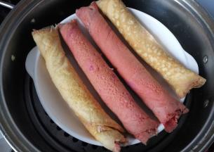 然后放入蒸锅中大火烧开后，转中火蒸20分钟即好；