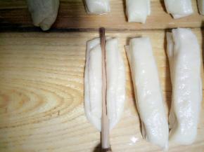 中间用筷子压一下