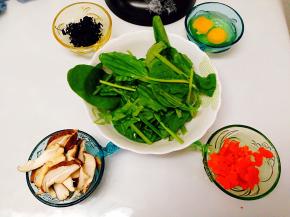 准备好食材，香菇，胡萝卜，菠菜，海藻，鸡蛋