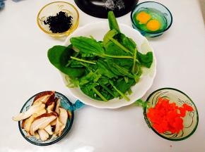 准备好食材，香菇，胡萝卜，菠菜，海藻，鸡蛋
