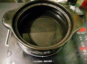 准备一口砂锅，注入水