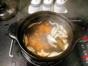 加入胡萝卜，香菇