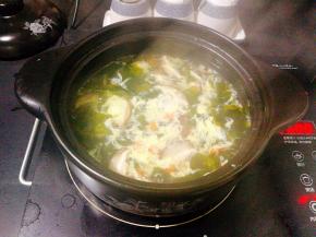 打入鸡蛋 ，打蛋花时要边打边倒 用筷子顺时针搅下，这样打出来的蛋花就好看了