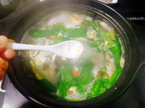 起锅时加入鸡粉调味