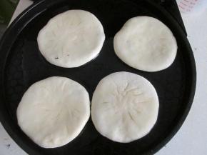 电饼铛预热倒入花生油，把饼的两面都粘上油，烙3-4分钟即可。