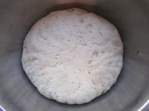 酵母加水搅拌均匀加入面粉和成软硬适中的面团发酵成蜂窝状。