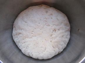 酵母加水搅拌均匀加入面粉和成软硬适中的面团发酵成蜂窝状。