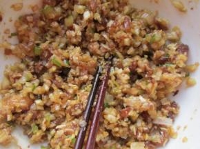 加入剁好的白菜拌匀。