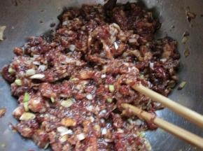 肉馅里加入葱姜,盐,老抽拌匀,再加入花生油拌匀。