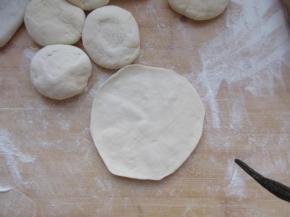 把发酵好的面团柔光，揪成小剂子，擀成薄皮。