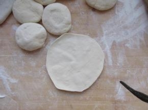 把发酵好的面团柔光,揪成小剂子,擀成薄皮。