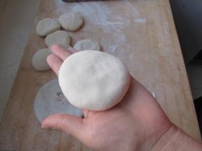 拍扁，这样饼坯子就做好了。