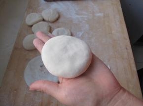 拍扁,这样饼坯子就做好了。